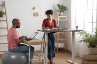 Postures sédentaires au travail : mieux comprendre les risques pour renforcer la prévention